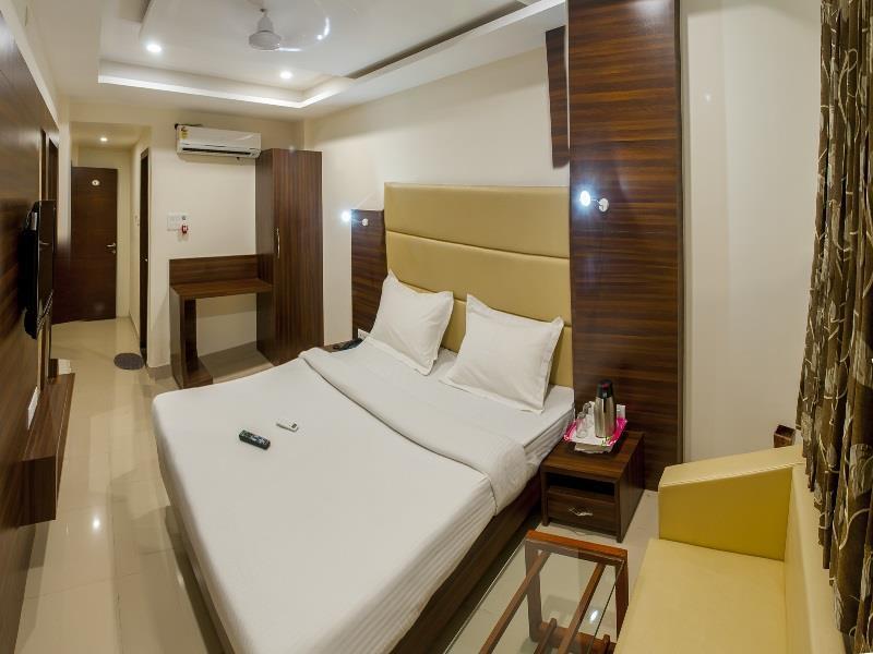 Hotel Kalpana Palace Ujjain Esterno foto